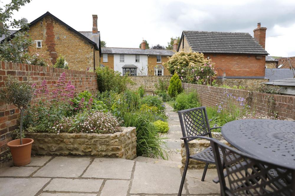 Hues - Castle Cary Hotel Exterior photo